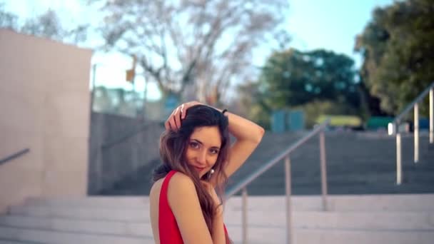 Beautiful woman in red elegant dress. Urban white background — Stock Video