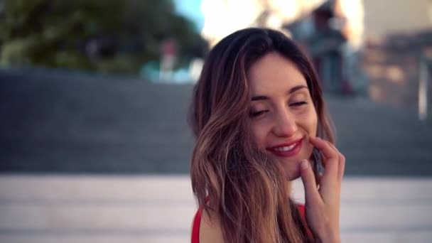 Hermosa mujer en vestido elegante rojo. Fondo blanco urbano — Vídeos de Stock