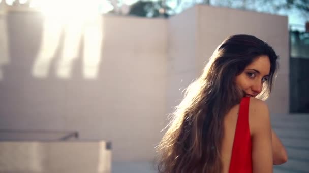 Hermosa mujer en vestido elegante rojo. Fondo blanco urbano — Vídeos de Stock