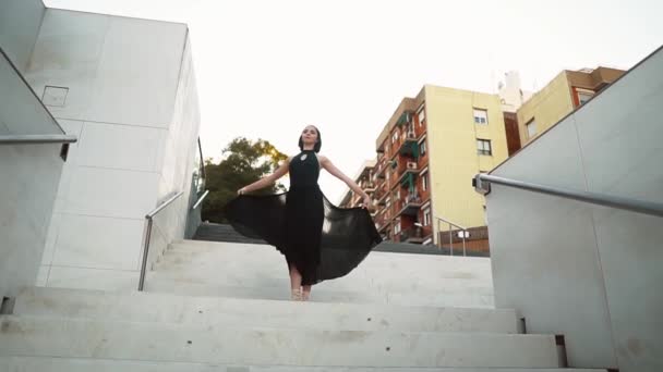 Jovem bailarina profissional em vestido preto está dançando ao ar livre — Vídeo de Stock