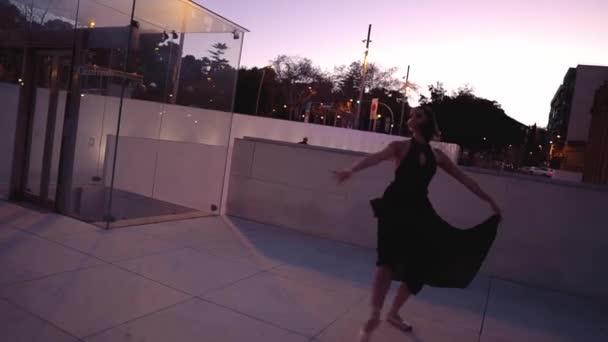 Junge professionelle Ballerina im schwarzen Kleid tanzt draußen — Stockvideo