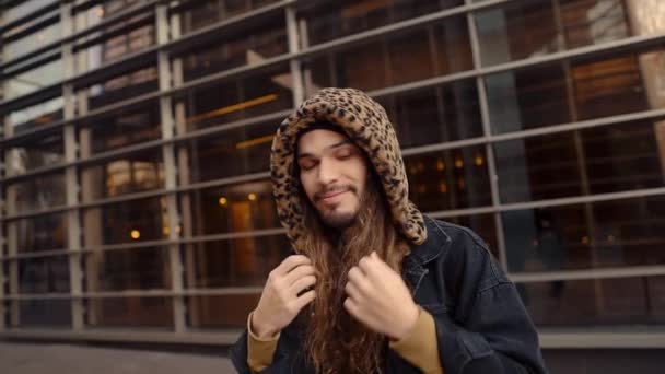 Portrait of long haired hipster walking on street in modern city — Stock Video