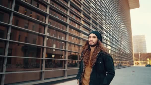 Portret van langharige hipster wandelen op straat in de moderne stad — Stockvideo