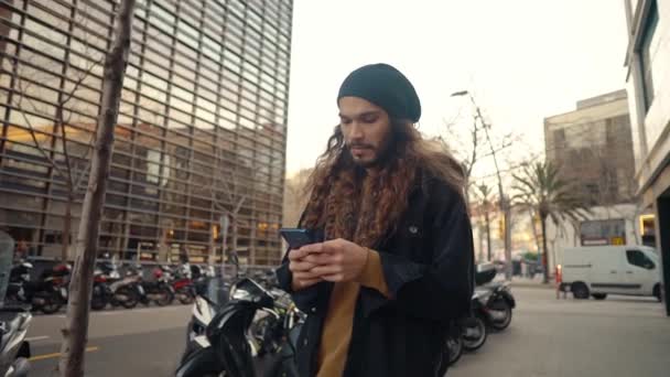 Πορτρέτο της μακρυμάλλης hipster περπάτημα στο δρόμο στη σύγχρονη πόλη — Αρχείο Βίντεο