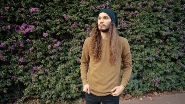 Retrato de cabelos longos hipster andando perto de parkt na cidade moderna — Vídeo de Stock
