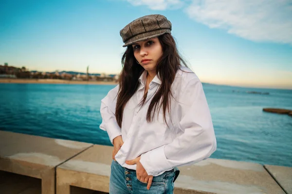 Retrato de mujer joven hermosa y elegante en camisa blanca y gorra gris —  Fotos de Stock