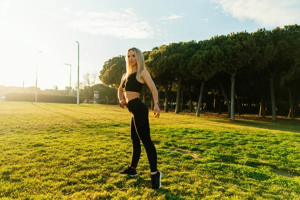 Entrenamiento deportivo en el parque urbano. Hermosa corredora posando — Foto de Stock