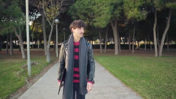 Moderno joven artista masculino con estilo que viene al parque verde para inspirarse . — Vídeos de Stock