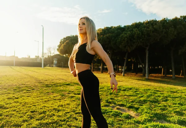 Sport training in het stadspark. Mooie hardloper vrouw poseren — Stockfoto