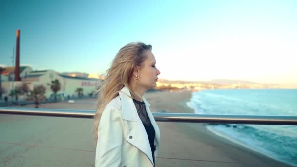 Mujer caminando a lo largo de hermosa terraza puente de playa al atardecer — Vídeo de stock