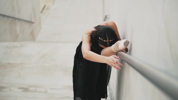 Jong professioneel ballerina in zwart jurk is dansen buiten — Stockvideo