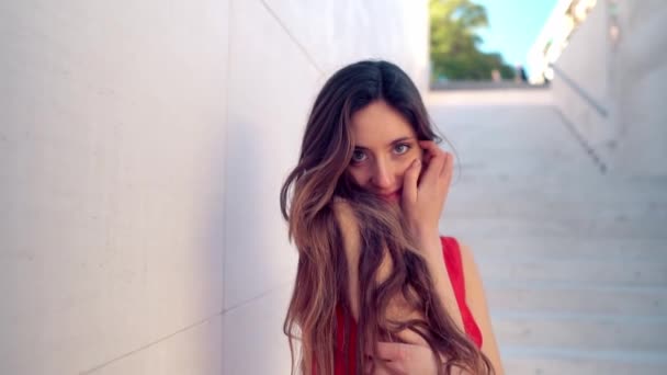 Hermosa mujer en vestido elegante rojo. Fondo blanco urbano — Vídeos de Stock