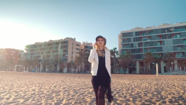 Mujer joven caminando en la hermosa playa del océano al atardecer — Vídeos de Stock