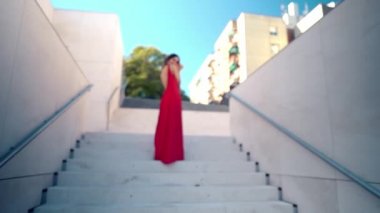 Kırmızı zarif elbiseli güzel bir kadın. Şehir beyaz arka planı