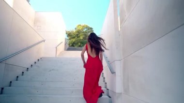 Kırmızı zarif elbiseli güzel bir kadın. Şehir beyaz arka planı