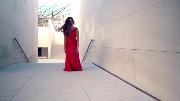 Hermosa mujer en vestido elegante rojo. Fondo blanco urbano — Vídeo de stock