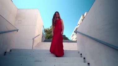 Kırmızı zarif elbiseli güzel bir kadın. Şehir beyaz arka planı