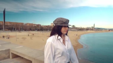 Beyaz gömlekli ve gri şapkalı güzel bir kadının portresi.