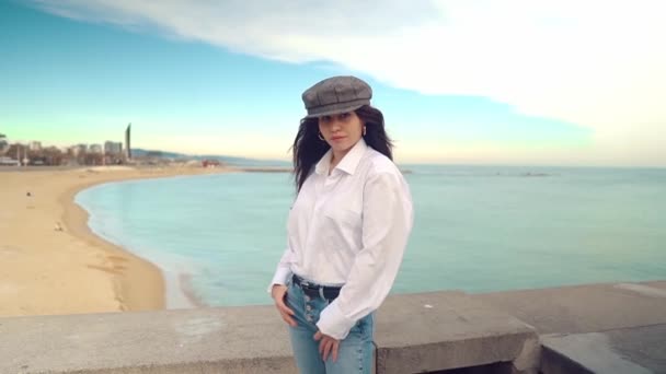 Retrato de mujer joven hermosa y elegante en camisa blanca y gorra gris — Vídeos de Stock