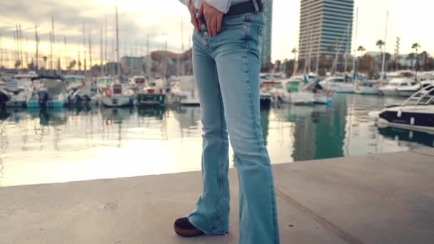 Retrato de mujer joven hermosa y elegante en camisa blanca y gorra gris — Vídeo de stock