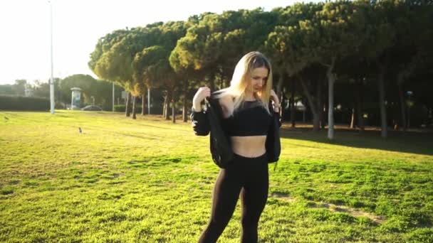 Entrenamiento deportivo en el parque urbano. Hermosa mujer caucásica en forma al aire libre — Vídeo de stock