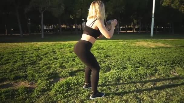 Entrenamiento deportivo en el parque urbano. Hermosa mujer caucásica en forma al aire libre — Vídeos de Stock