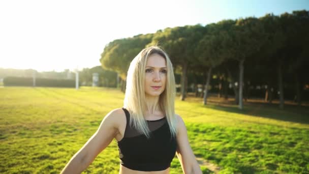 Treinamento esportivo no parque da cidade. Bela mulher branca em forma ao ar livre — Vídeo de Stock