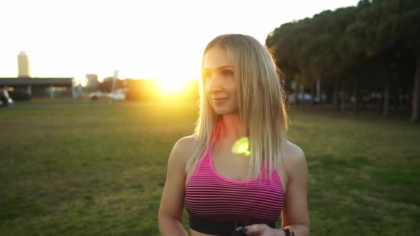 Entrenamiento deportivo en el parque urbano. Hermosa mujer caucásica en forma al aire libre — Vídeos de Stock