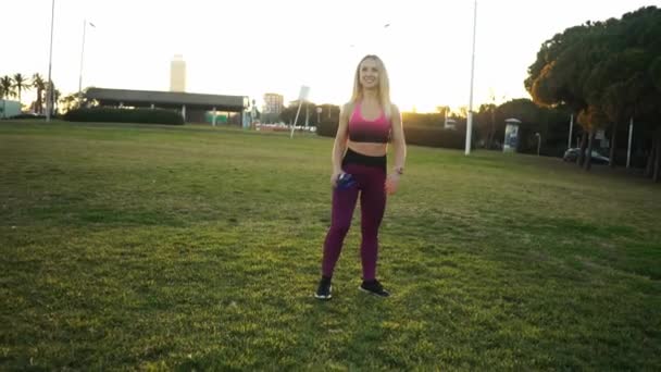 Αθλητική εκπαίδευση στο πάρκο. Όμορφη καυκάσιος ταιριάζει γυναίκα σε εξωτερικούς χώρους — Αρχείο Βίντεο