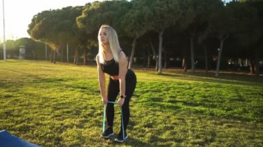 Şehir parkında spor eğitimi. Açık havada güzel, beyaz, fit bir kadın.