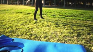 Şehir parkında spor eğitimi. Açık havada güzel, beyaz, fit bir kadın.