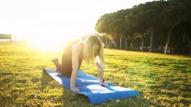 Şehir parkında spor eğitimi. Açık havada güzel, beyaz, fit bir kadın.