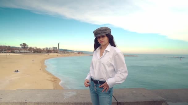 Portrait de jeune belle femme élégante en chemise blanche et casquette grise — Video