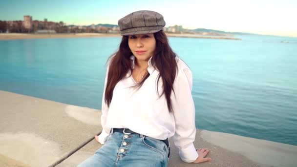 Retrato de mujer joven hermosa y elegante en camisa blanca y gorra gris — Vídeo de stock