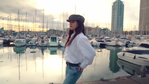 Portrait de jeune belle femme élégante en chemise blanche et casquette grise — Video