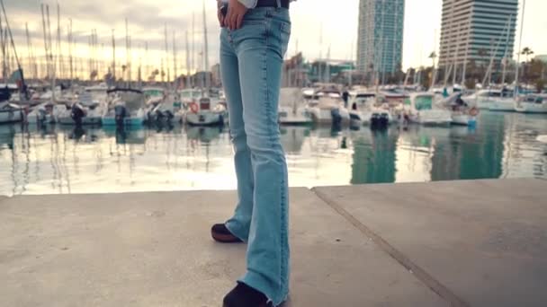 Retrato de mujer joven hermosa y elegante en camisa blanca y gorra gris — Vídeo de stock