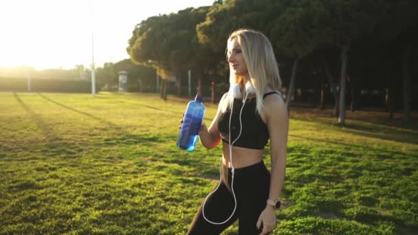 Treinamento esportivo no parque da cidade. Bela mulher branca em forma ao ar livre — Vídeo de Stock