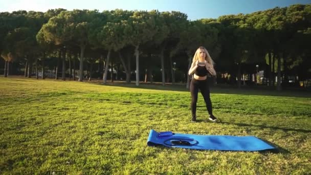 Sport training in city park. Beautiful caucasian fit woman outdoors — Stock Video