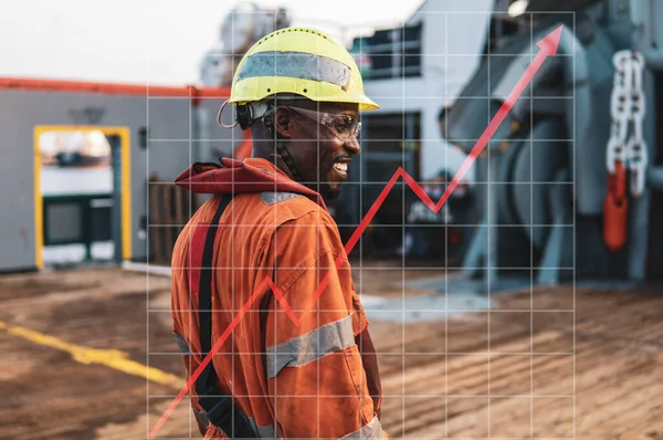 Concept van groei in de mariene industrie met stijgende grafieken. Hoofd van AB bekwame zeelieden - Bosun aan dek van offshoreschepen of -schepen — Stockfoto