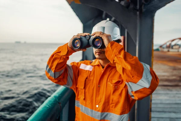 Oficial de convés filipino no convés do navio ou navio, com equipamento de proteção individual EPI — Fotografia de Stock