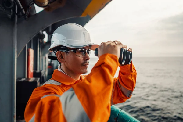 Oficial de convés filipino no convés do navio ou navio, com equipamento de proteção individual EPI — Fotografia de Stock