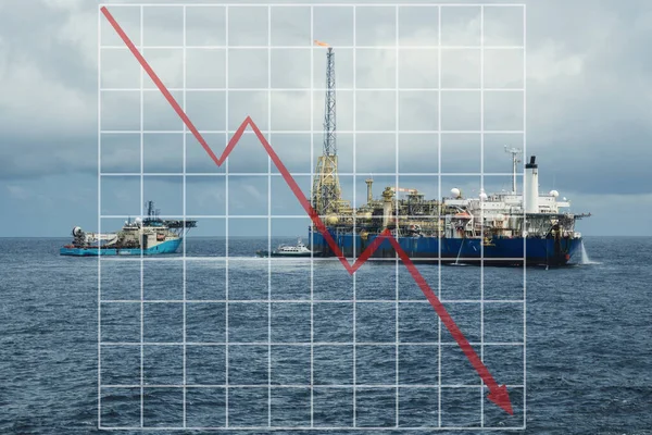 具有下行图形的海上石油工业市场下跌的概念.油价下跌。油田上装有潜水供应船的FPSO油轮 — 图库照片