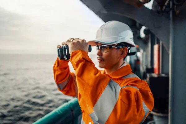 Oficial de convés filipino no convés do navio ou navio, com equipamento de proteção individual EPI — Fotografia de Stock