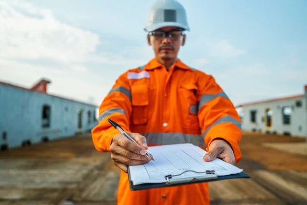 Filippijnse dekofficier aan dek van offshore schip of schip vult checklist. Papierwerk op zee — Stockfoto