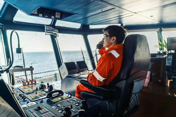 Oficial de convés filipino na ponte de navio ou navio. Ele está falando no rádio GMDSS VHF — Fotografia de Stock