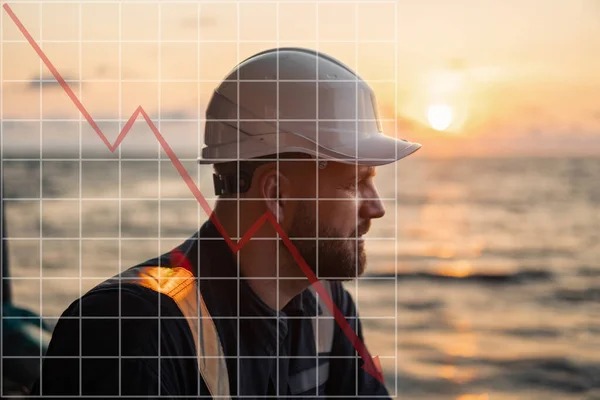 Concept de chute du marché dans l'industrie maritime avec des graphiques à la baisse. Officier de pont maritime ou second sur le pont d'un navire hauturier ou d'un navire — Photo