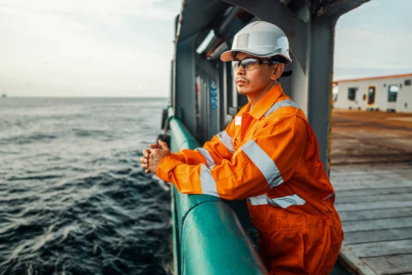 Oficial de convés filipino no convés do navio ou navio — Fotografia de Stock