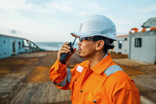 Oficial de convés filipino no convés do navio ou navio, com equipamento de proteção individual EPI — Fotografia de Stock