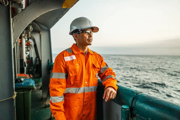 Oficial de convés filipino no convés do navio ou navio — Fotografia de Stock