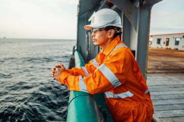 Filipinli güverte subayı geminin güvertesinde